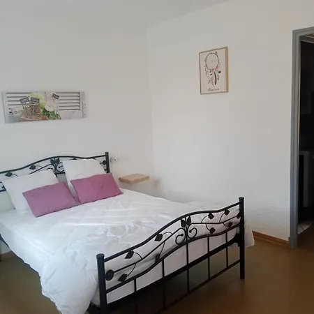 1 Arum, La Sapiniere-24300-parc-3ha-piscine-etang-mini Golf * Augignac